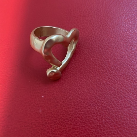 NWOT Jewa matte gold finish hammered open heart ring. Size 8. - Picture 3 of 5